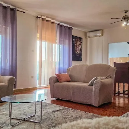 Holliday House Lidia
